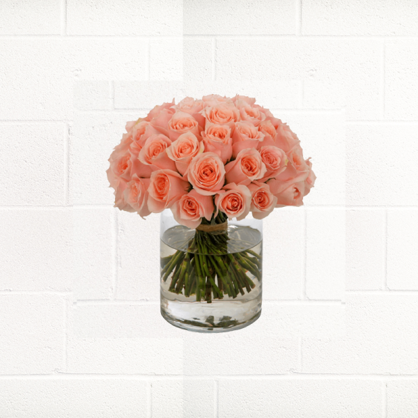 BUNCH-OF-PEACH-ROSES-IN-GLASS-VASE