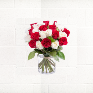 RED-&-WHITE-ROSES-IN-GLASS-VASE
